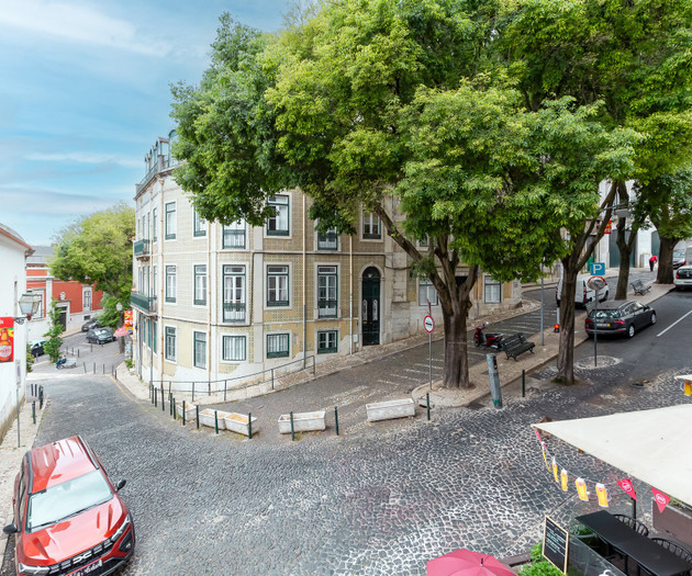 Stylish 2BR Flat in Alfama with Private Patio