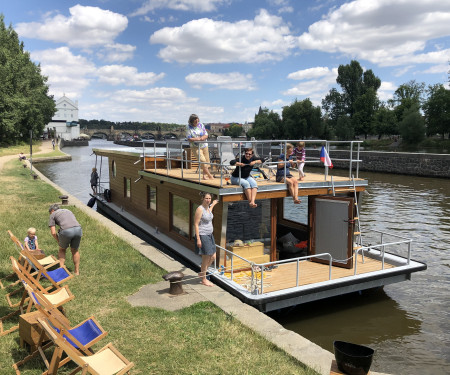 Houseboat Bonanza - A unique experience in Prague