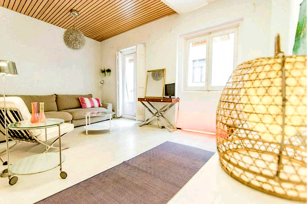 Bright 2BR 2BA Apartment in Malasaña Center preview