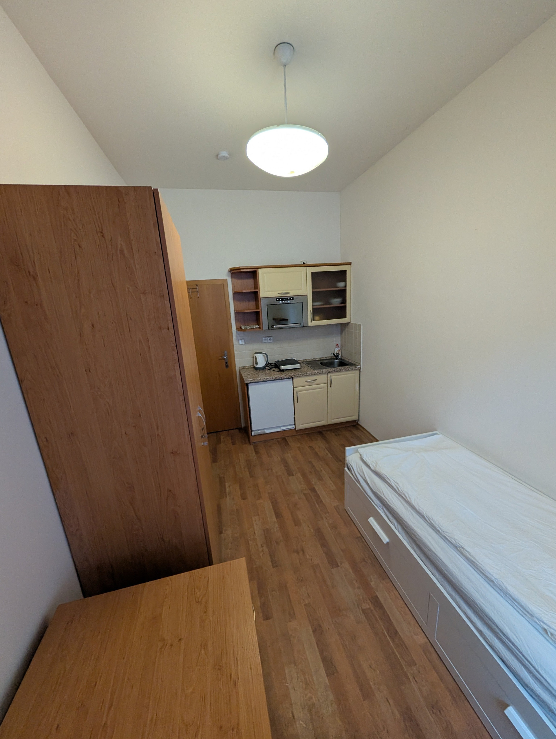 Studio with kitchenette and single bed