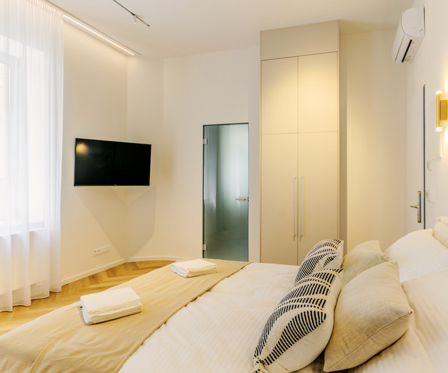 Sunny apt. 1+kk with high ceilings in the center