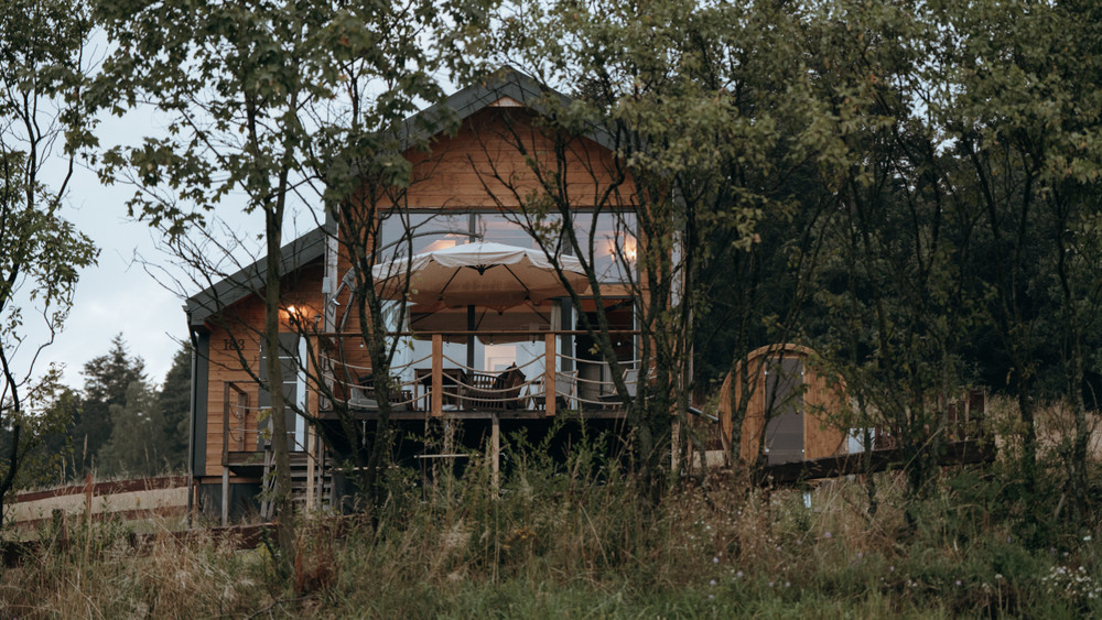 A house with a view of the mountains and silence preview