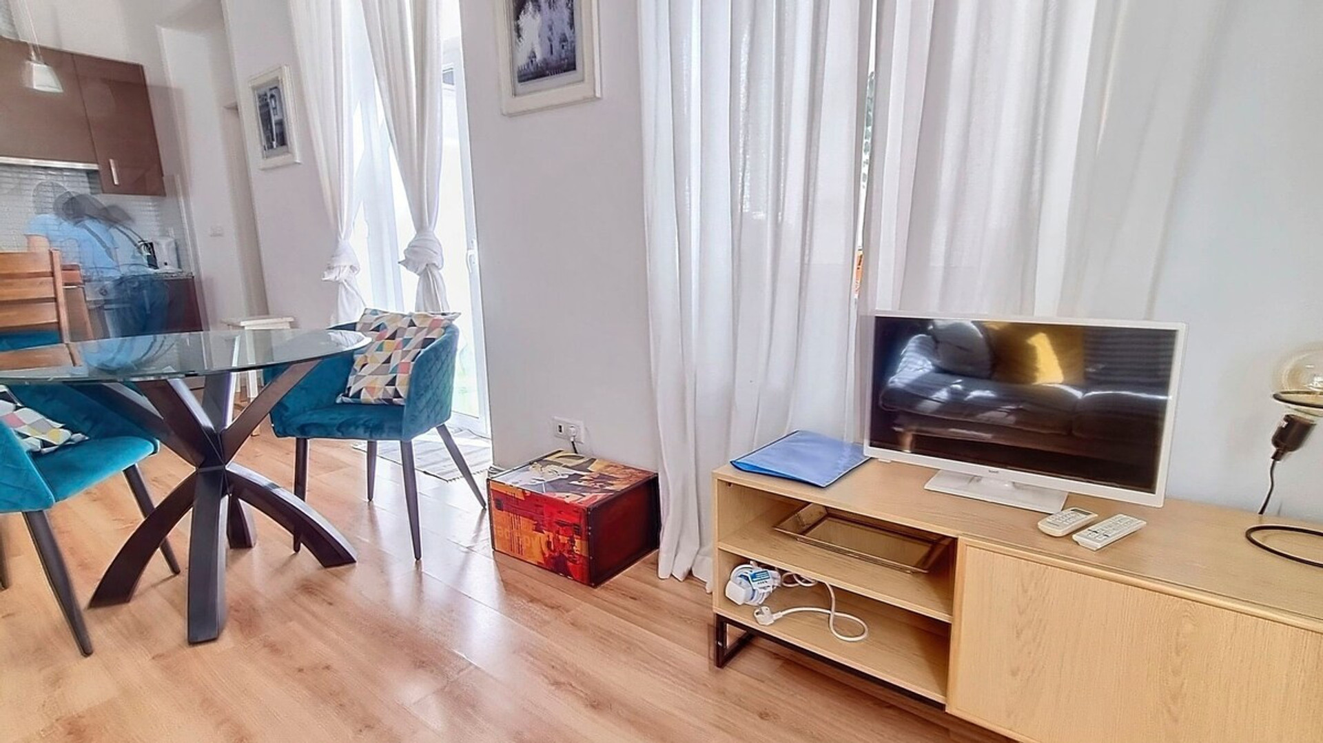 Dining area image 2