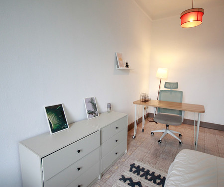 R0302- Room in flat to share in Eixample