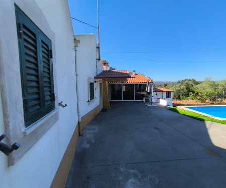 Country house with pool and barbecue