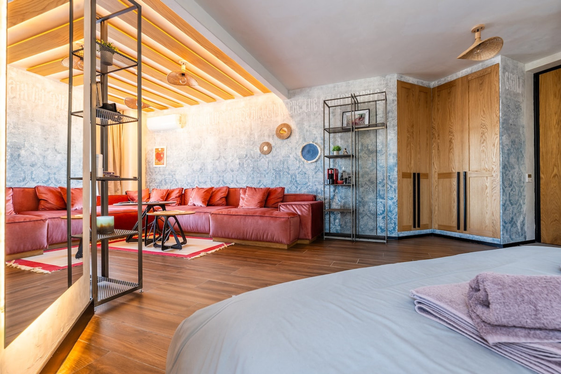 Photo of the whole room, Bed,Coffee/tea facilities, Kitchen or Kitchenette, Living room, Sitting area, Bedroom, Towels, Wardrobe