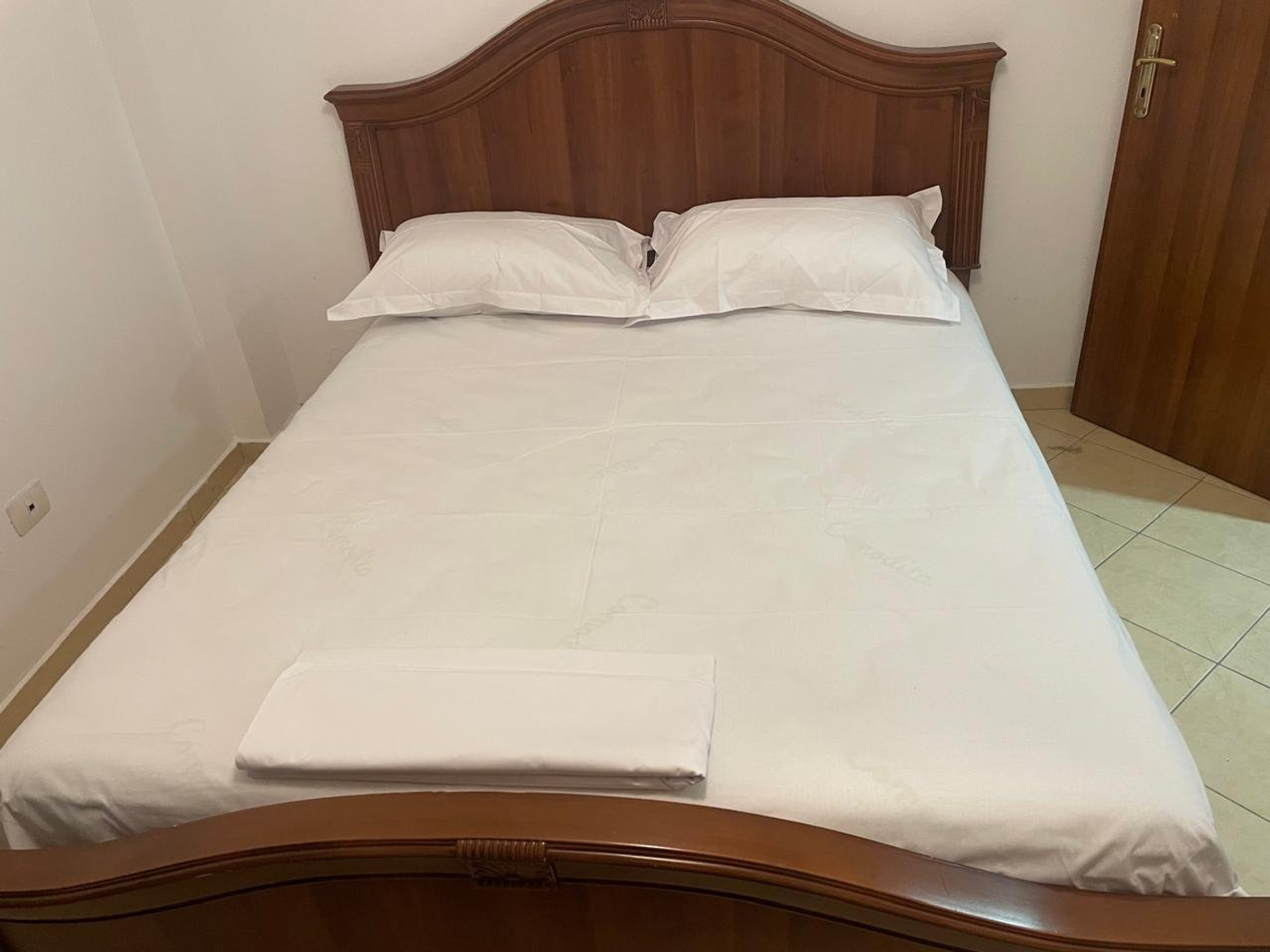Double bed with white linens