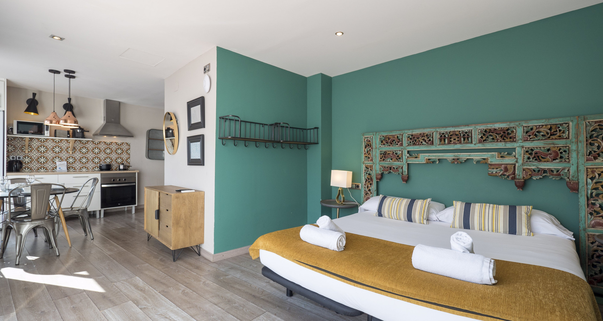 Studio bed and kitchen overview