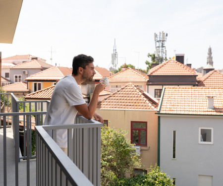 Modern Flat in Downtown w/ Balcony by Host Wise