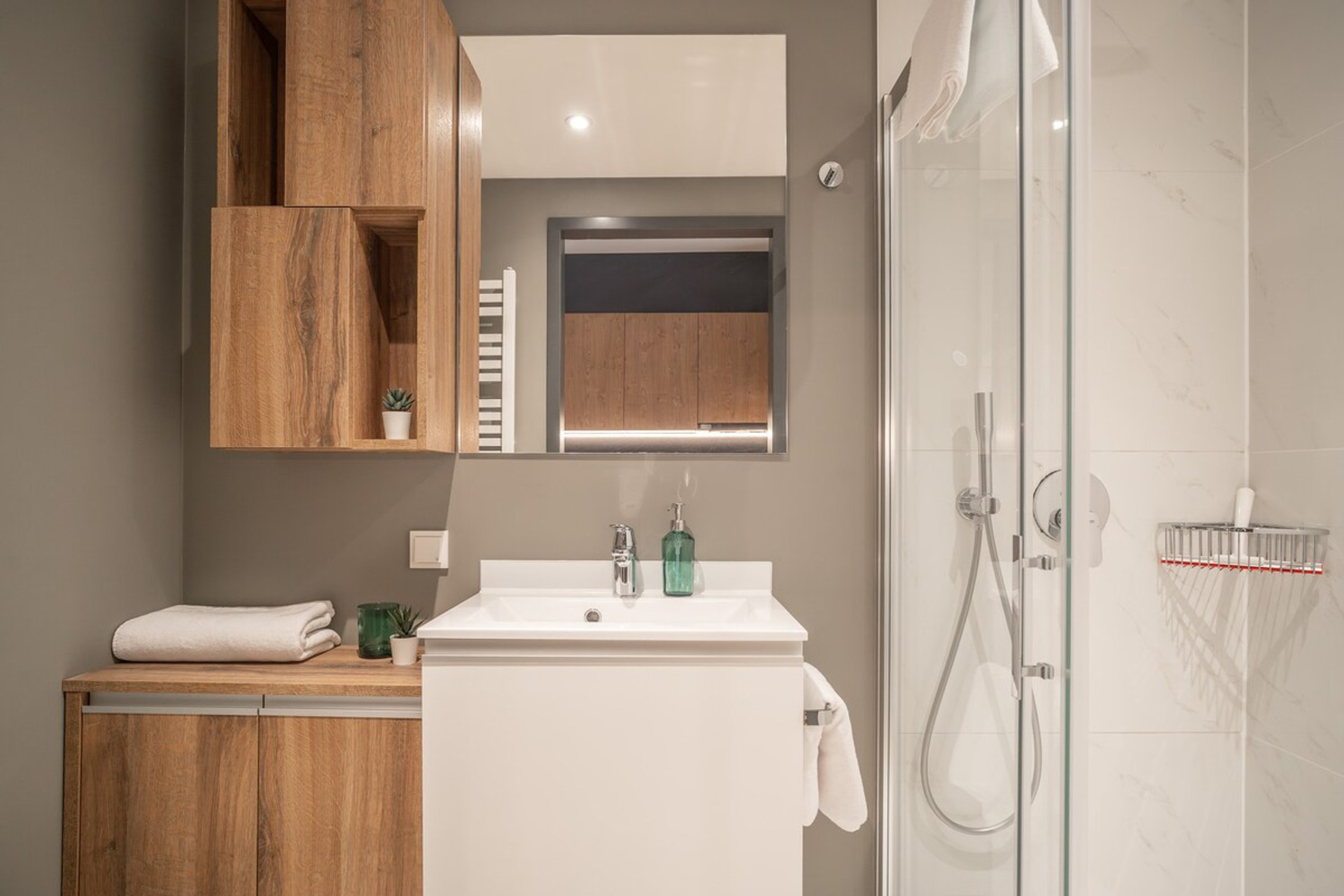 Full bathroom image 1