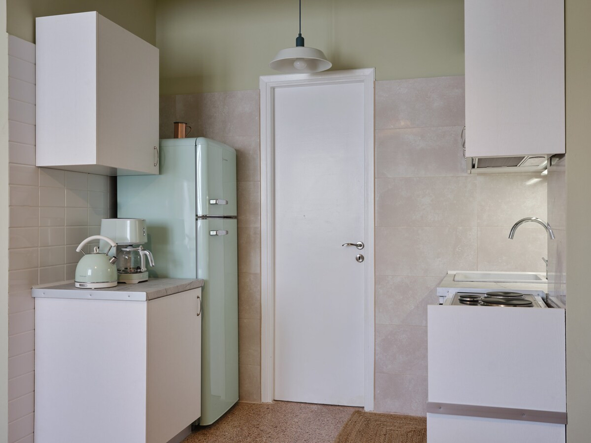 The full equipped kitchen