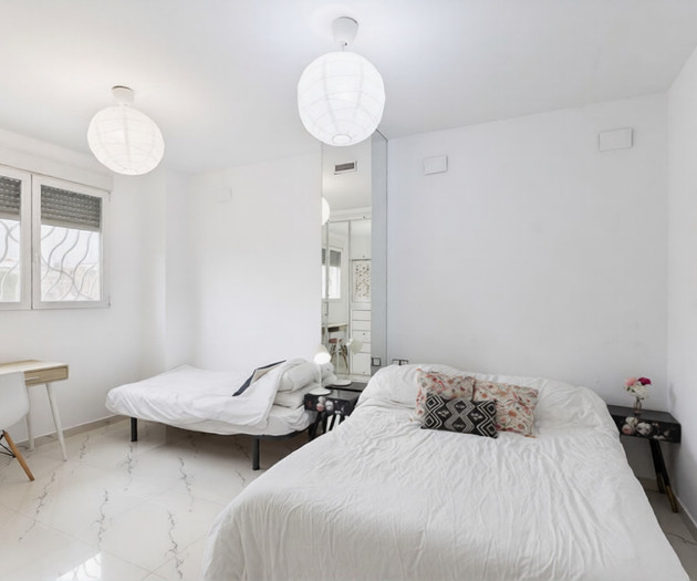 Large, modern house in Valencia City!