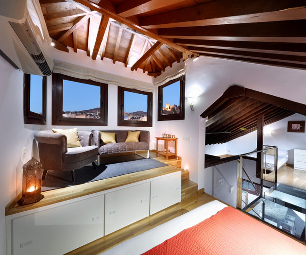 Sunny Penthouse loft with stunning views, km 0