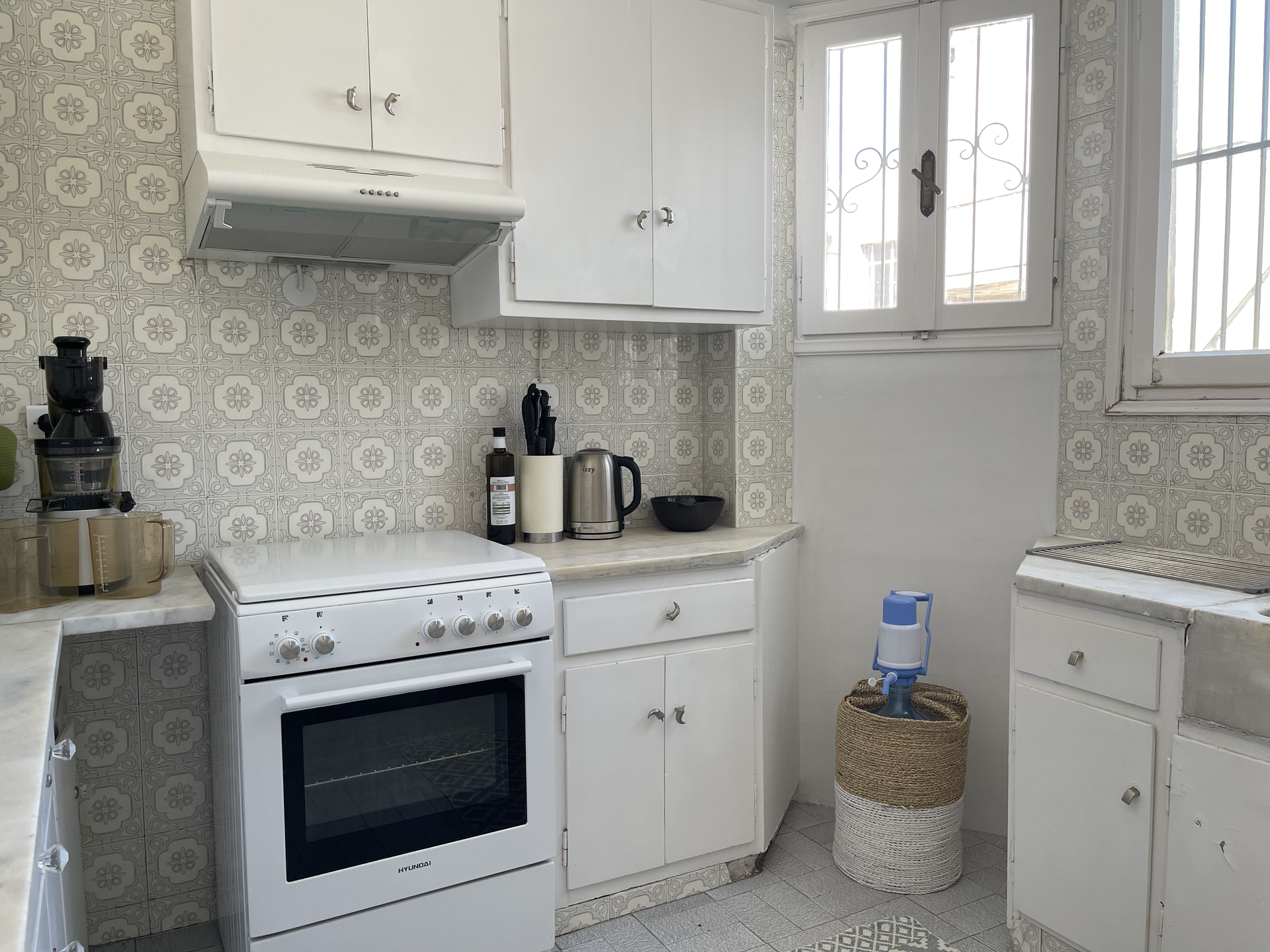 White kitchen patterned tile walls