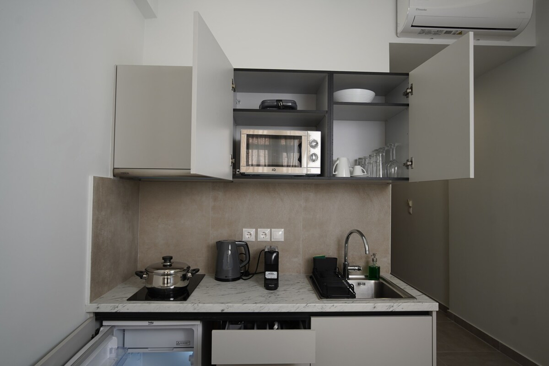 Kitchenette image 3