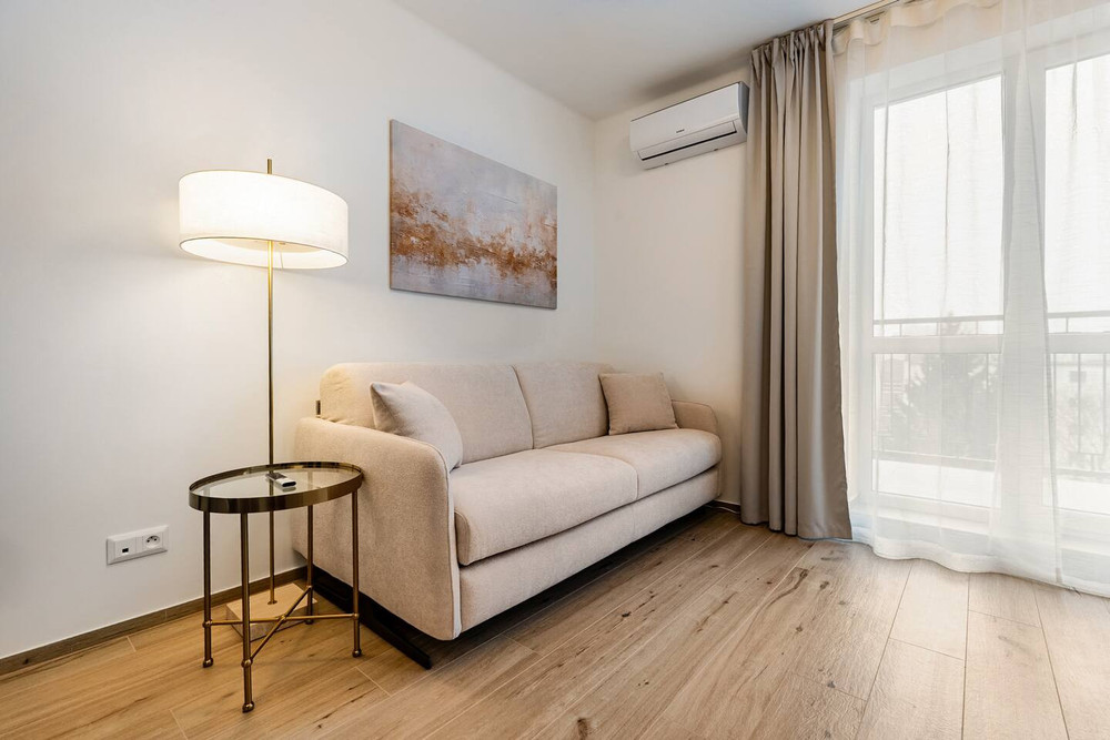 New Bright & Quiet Central Studio – Top Floor preview