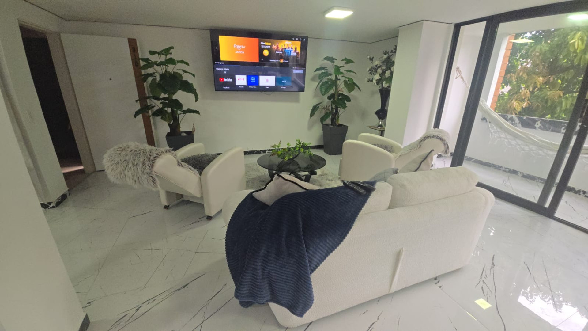 sala y smart tv al fondo