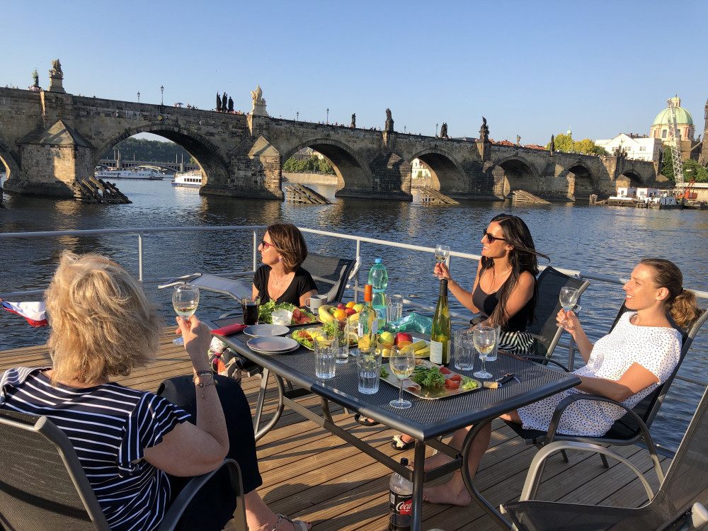 Houseboat Bonanza - A unique experience in Prague