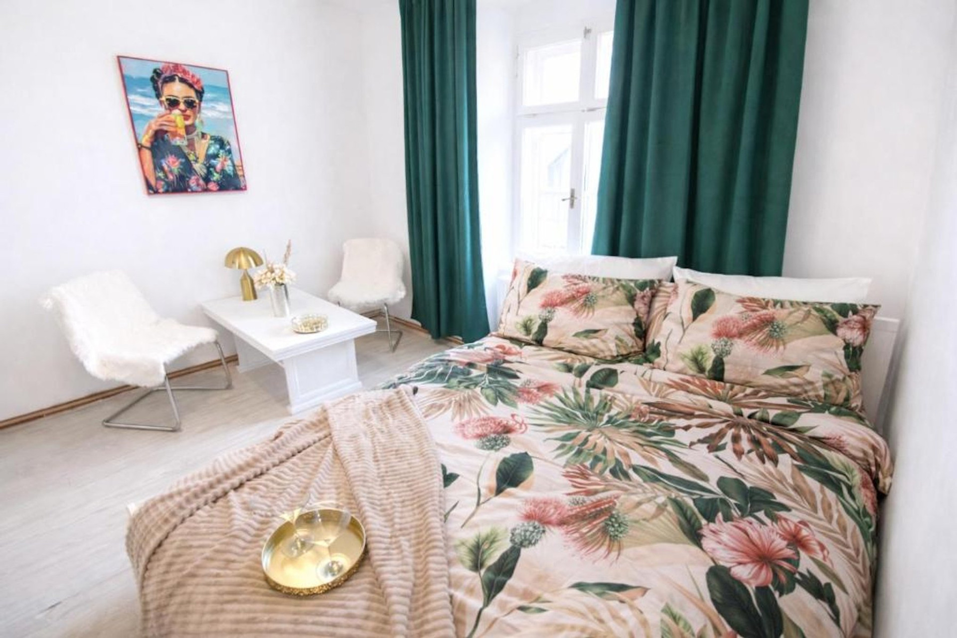 Second bedroom with seating area
