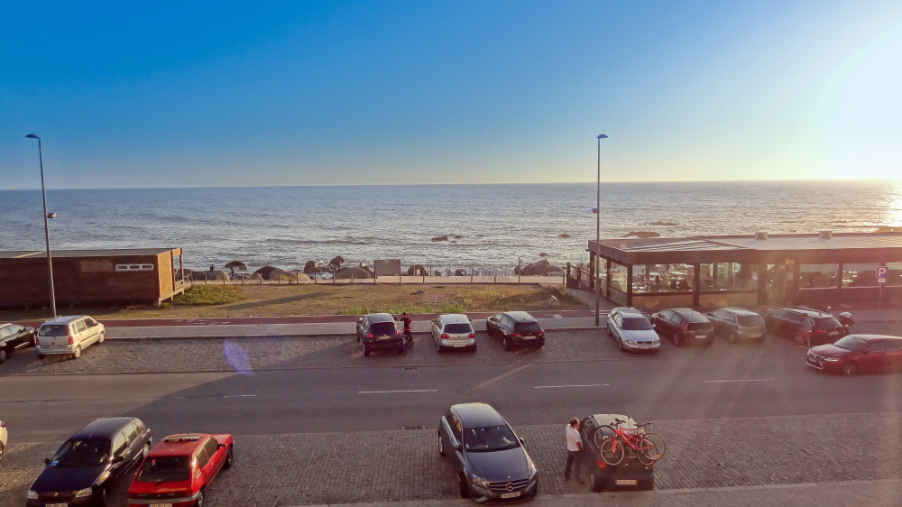 Beachfront apartment with balcony facing the sea. preview
