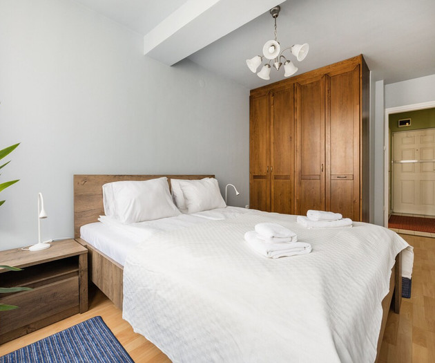 Charming 1-BR with Balcony View & Free Parking