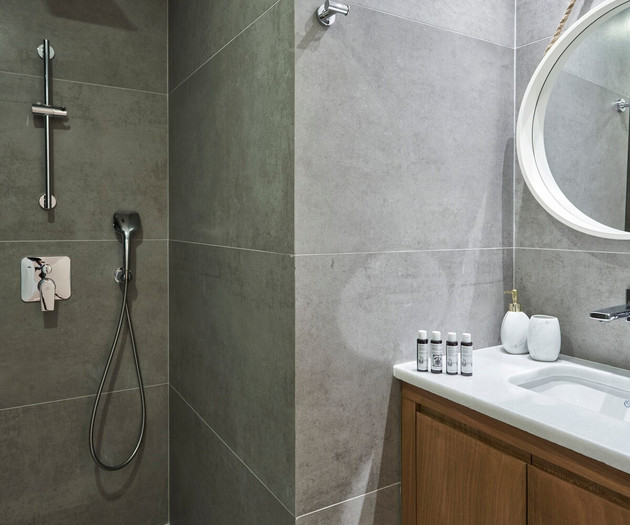 The ensuite's bathroom shower