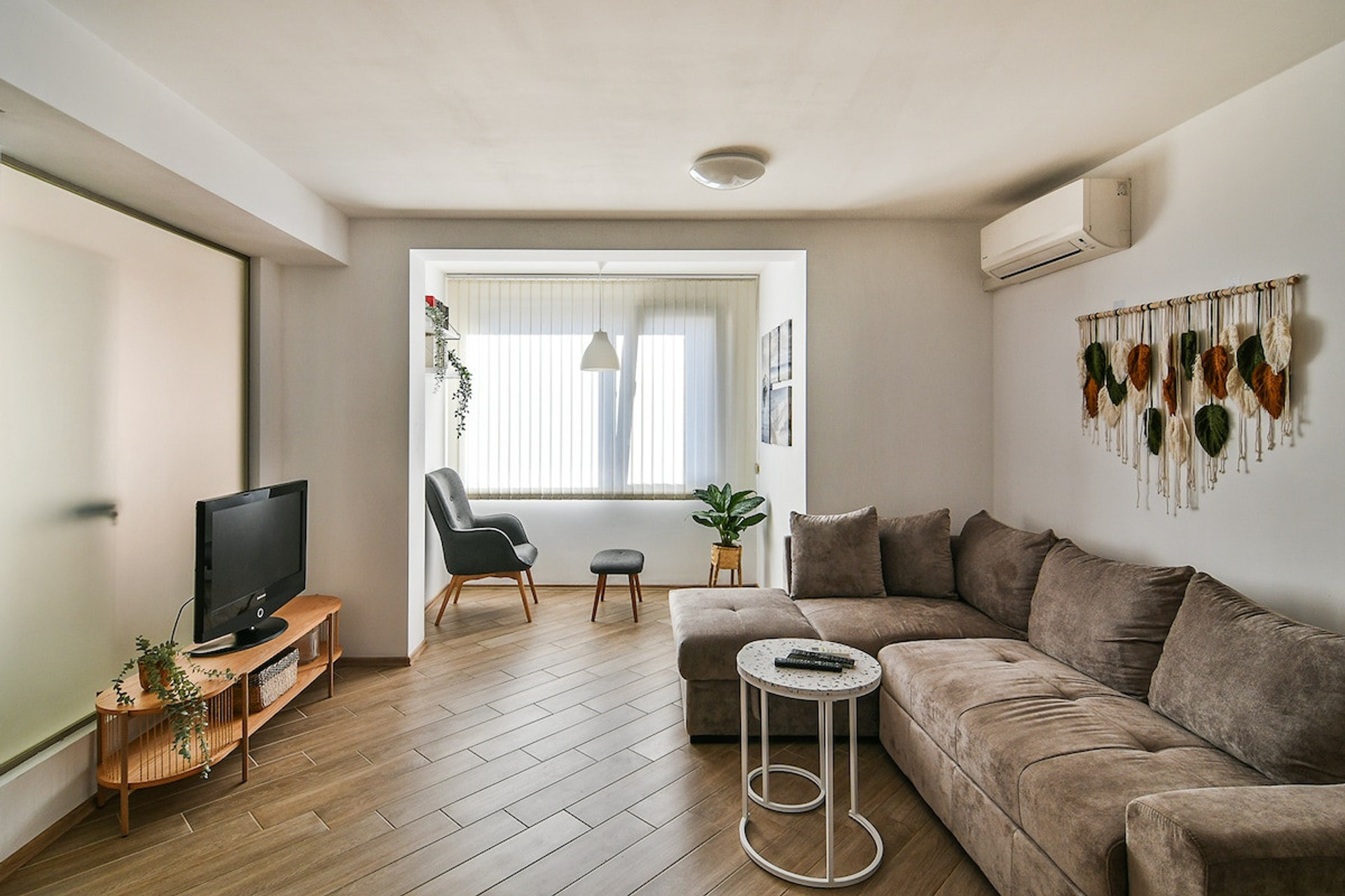 Spacious and cozy living area – A beautifully designed space featuring a large sectional sofa, soft lighting, and a warm wood-tone floor. Perfect for relaxing after a day of exploring or enjoying a cozy movie night.