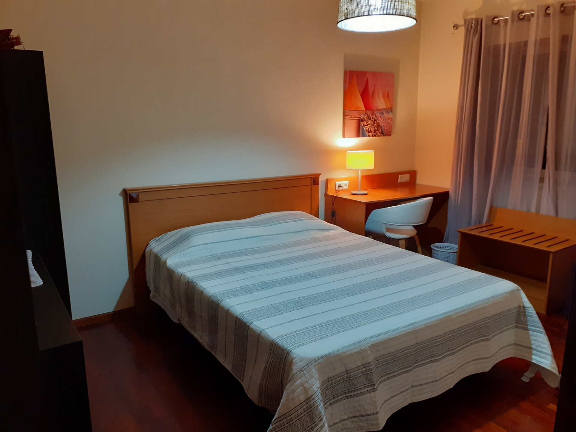 Cama, secretária e maleiro