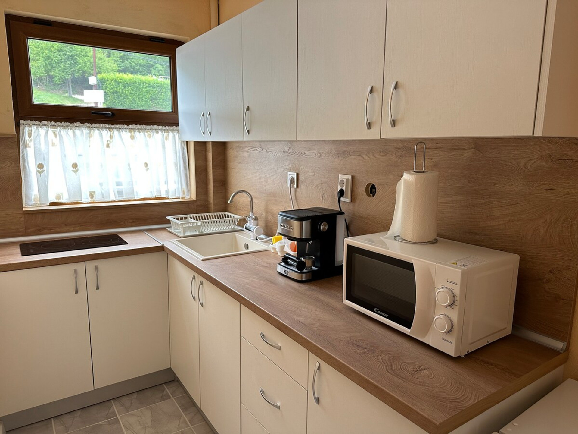 Full kitchen image 1