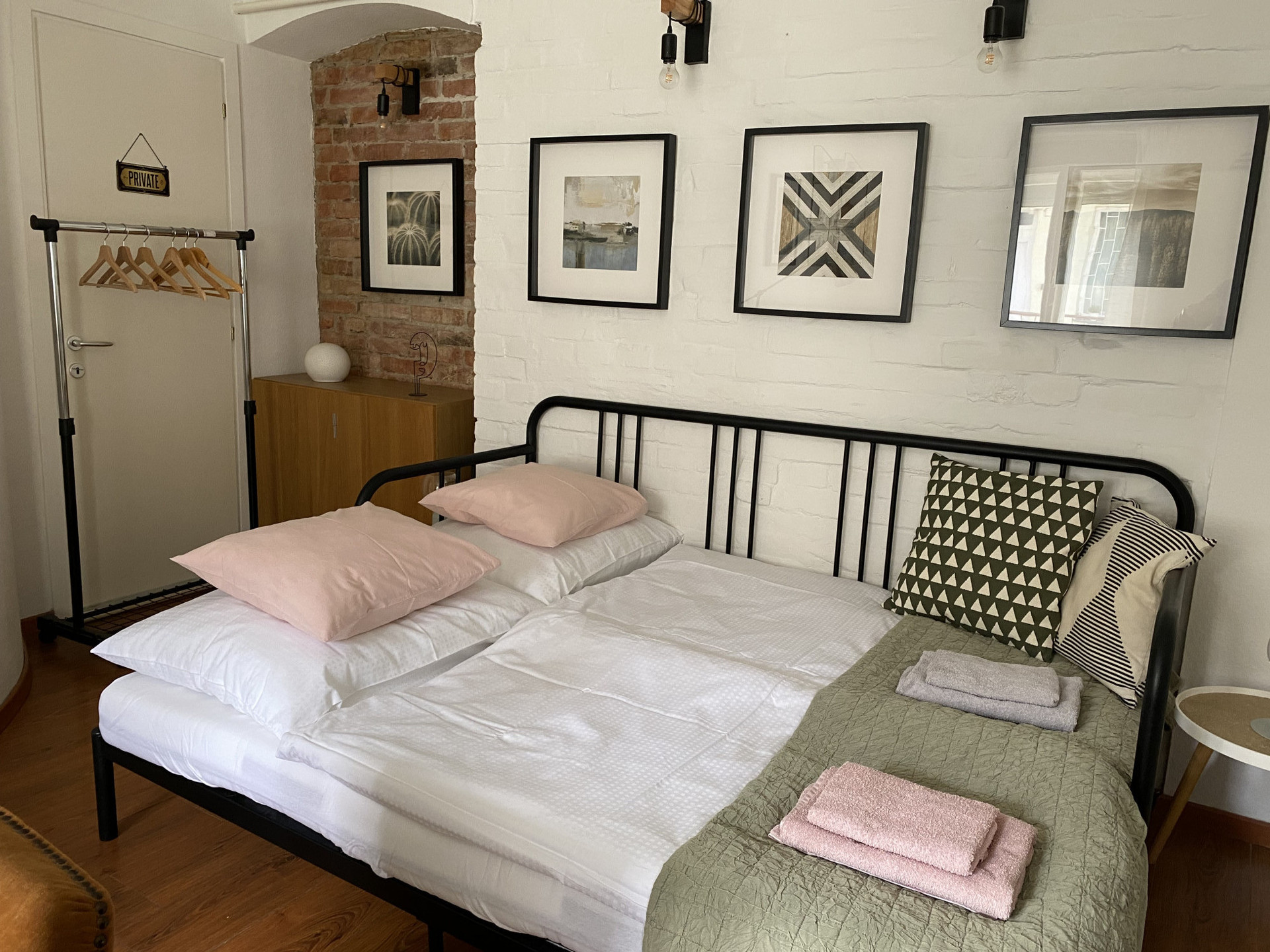 bedroom-1 queen size bed