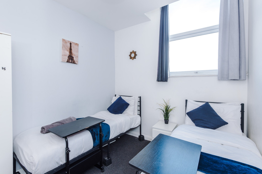 3-Bed Salford Flat, Desk and TV, 3 Mins to City preview