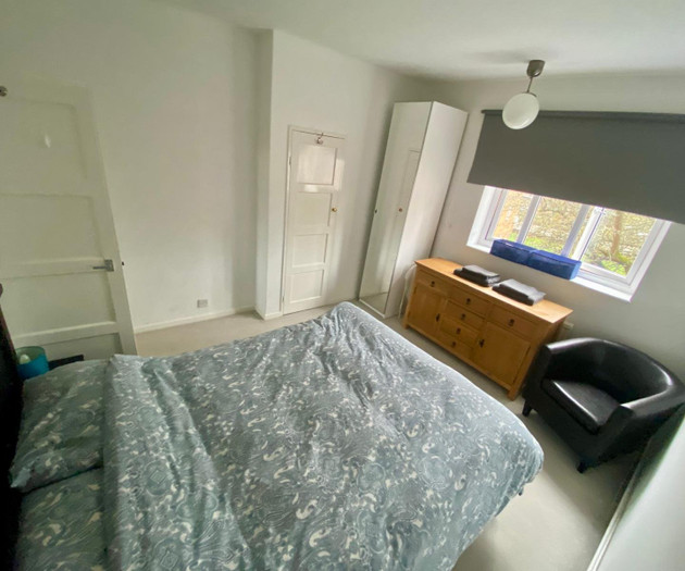 3 bedroom flat with balcony, 500m to rail station