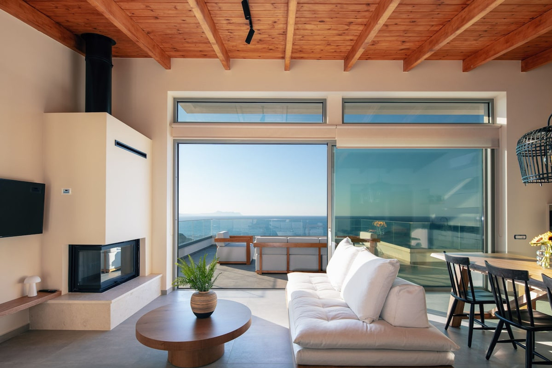 Living room with direct access to the balcony