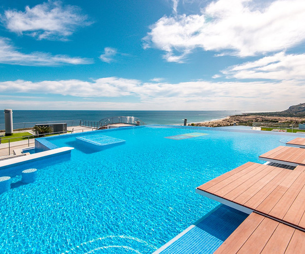 Luxury Beachfront Apt | Heated Pool, Gym & Seaview