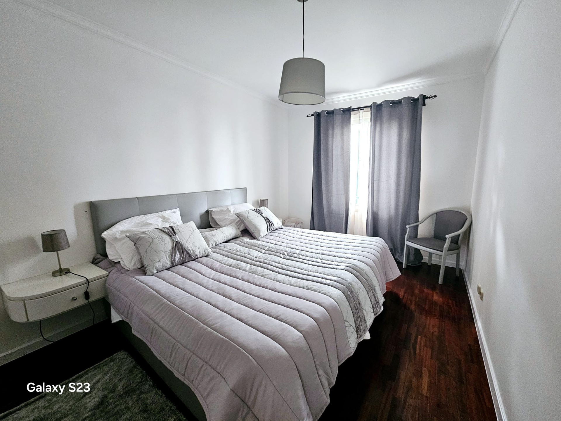 bedroom king bed ou separate