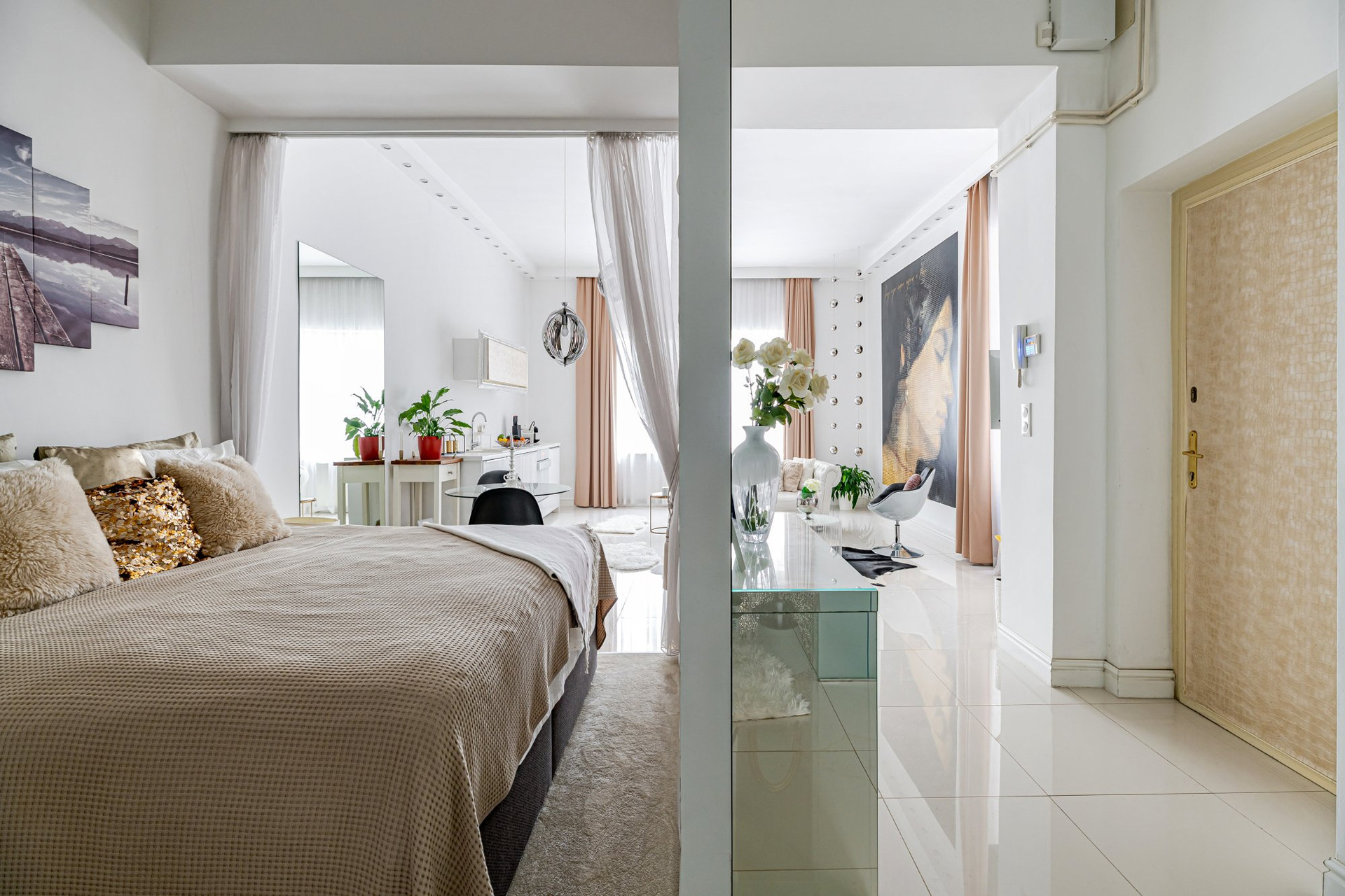 Bedroom and hallway open-plan view