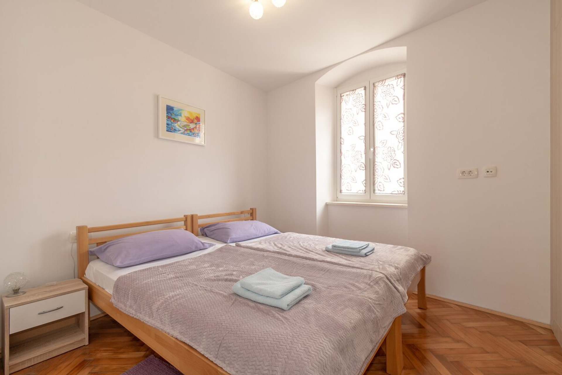 Bedroom with two single beds