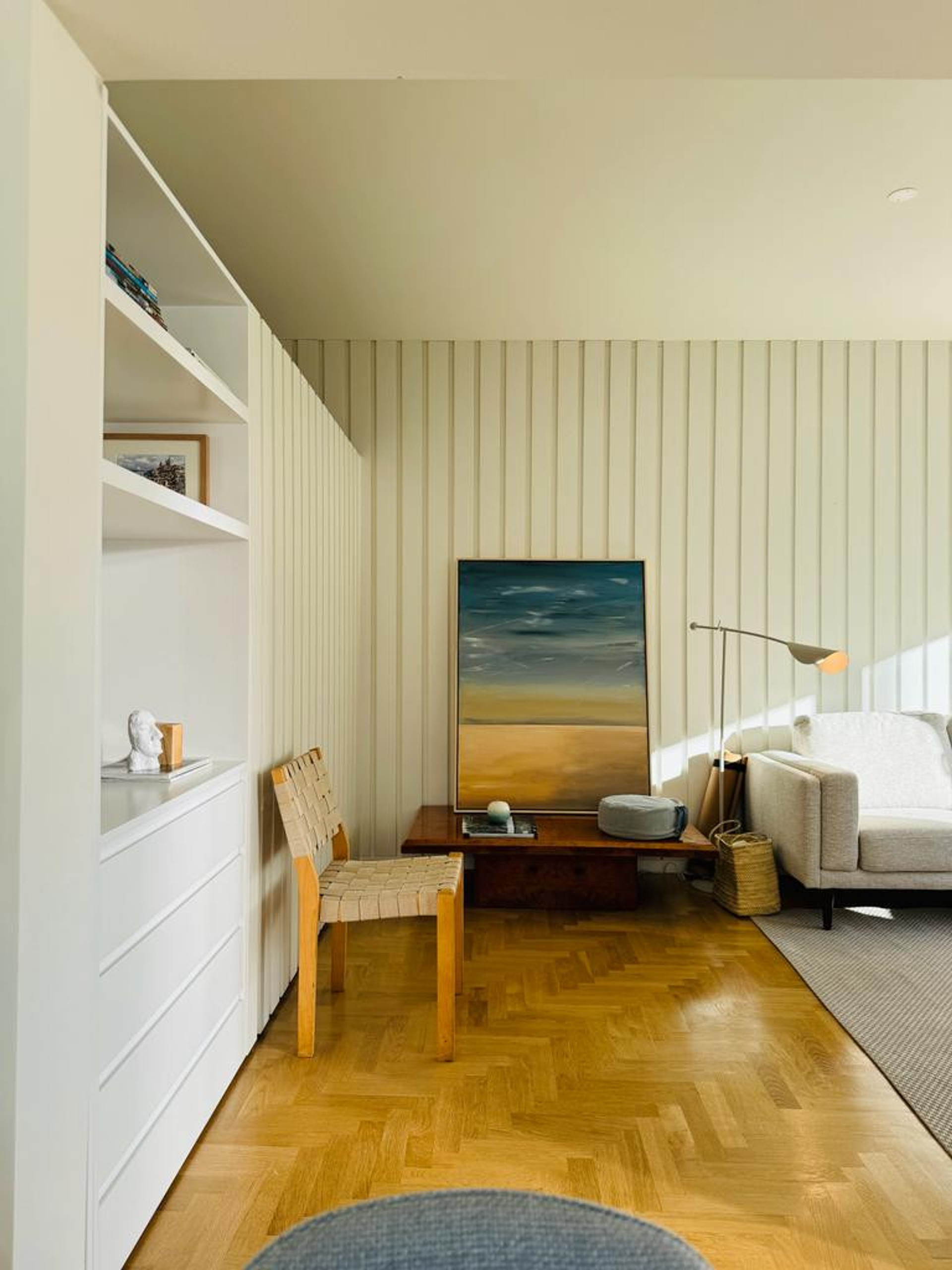 sala de estar com cadeira de Alvar Aalto
