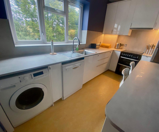 3 bedroom flat with balcony, 500m to rail station