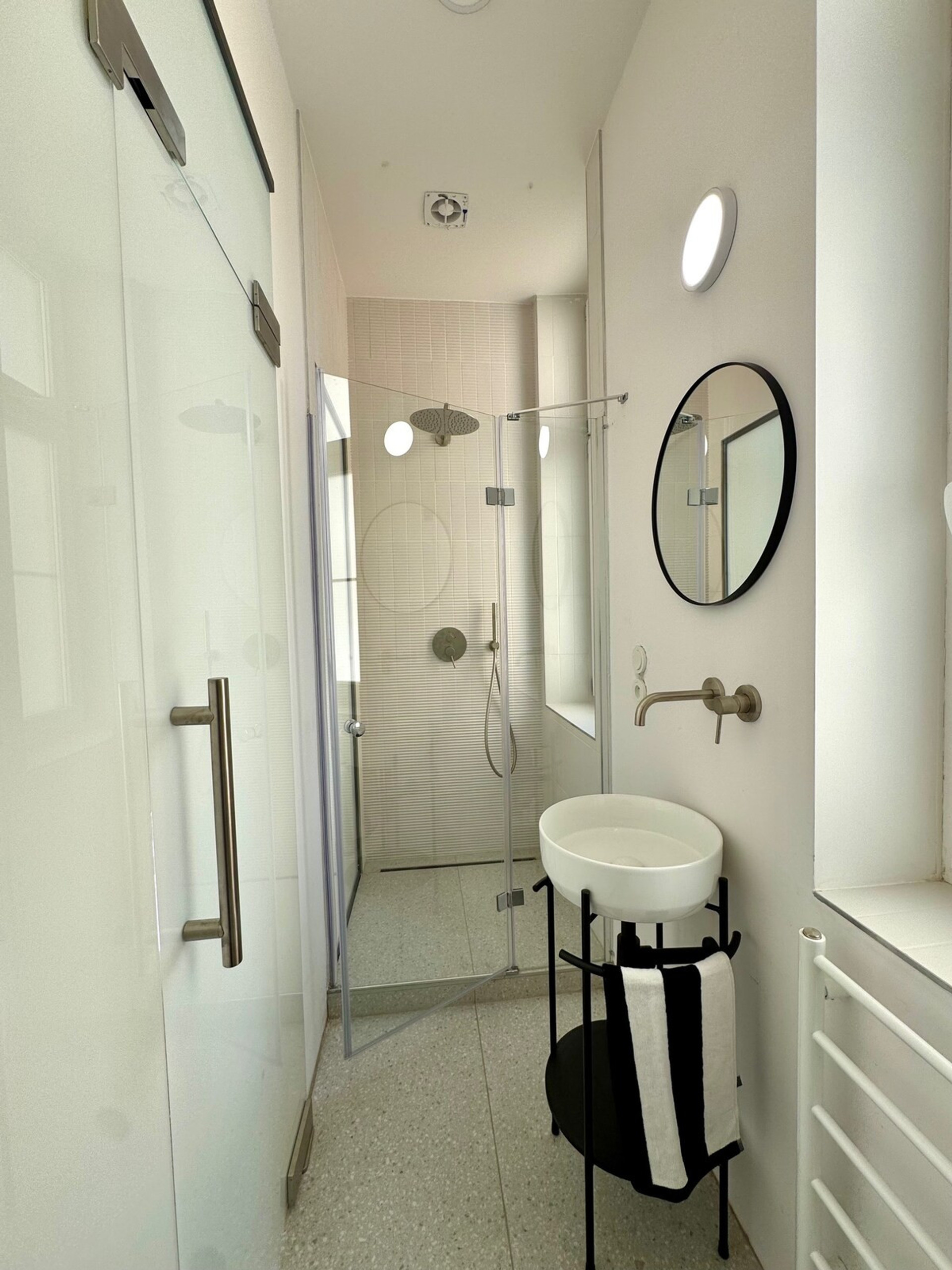 Full bathroom image 2
