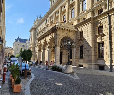 Quiet apartment next to the Opera