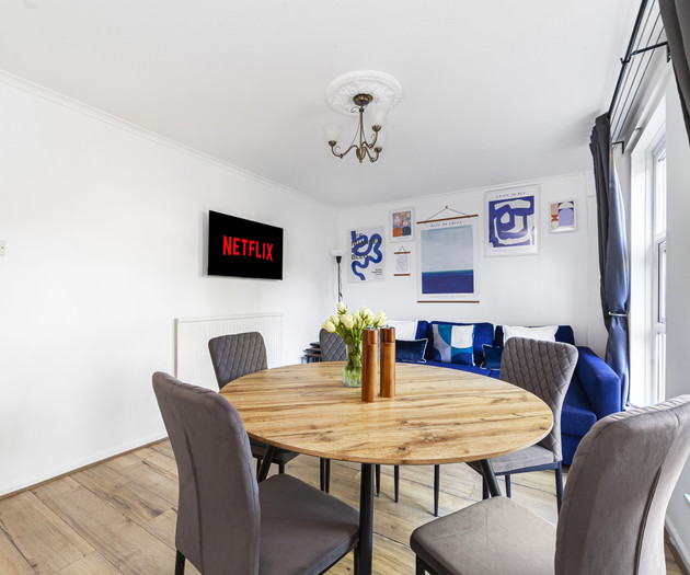 Bright 3 Bed Garden House, Haggerston, Parking