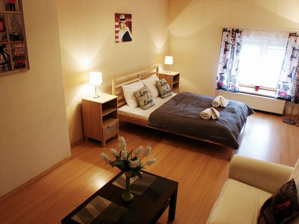 Spacious 3 Bedroom Suite, Main Square! preview