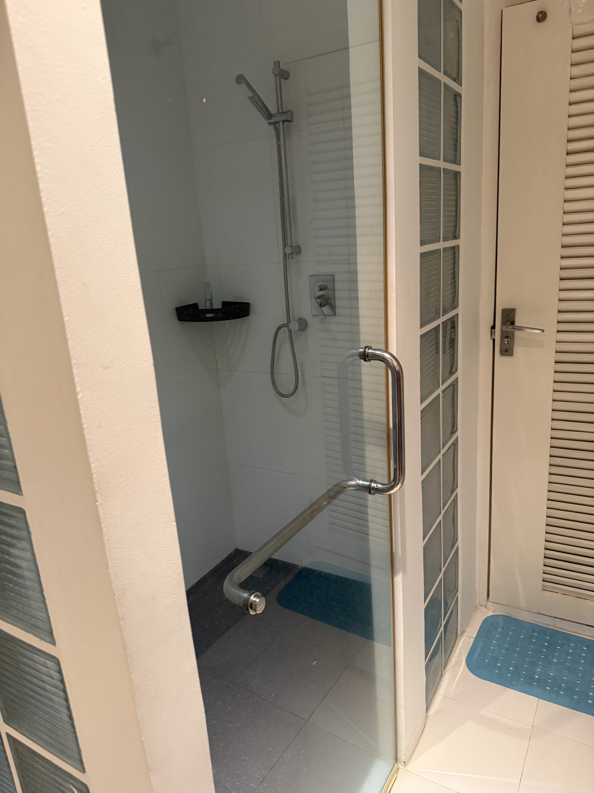 Bathroom bathtub with glass tiles