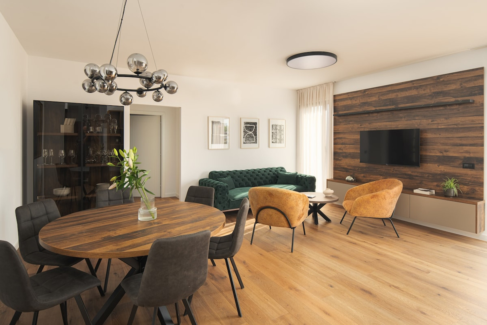 Dining area image 1