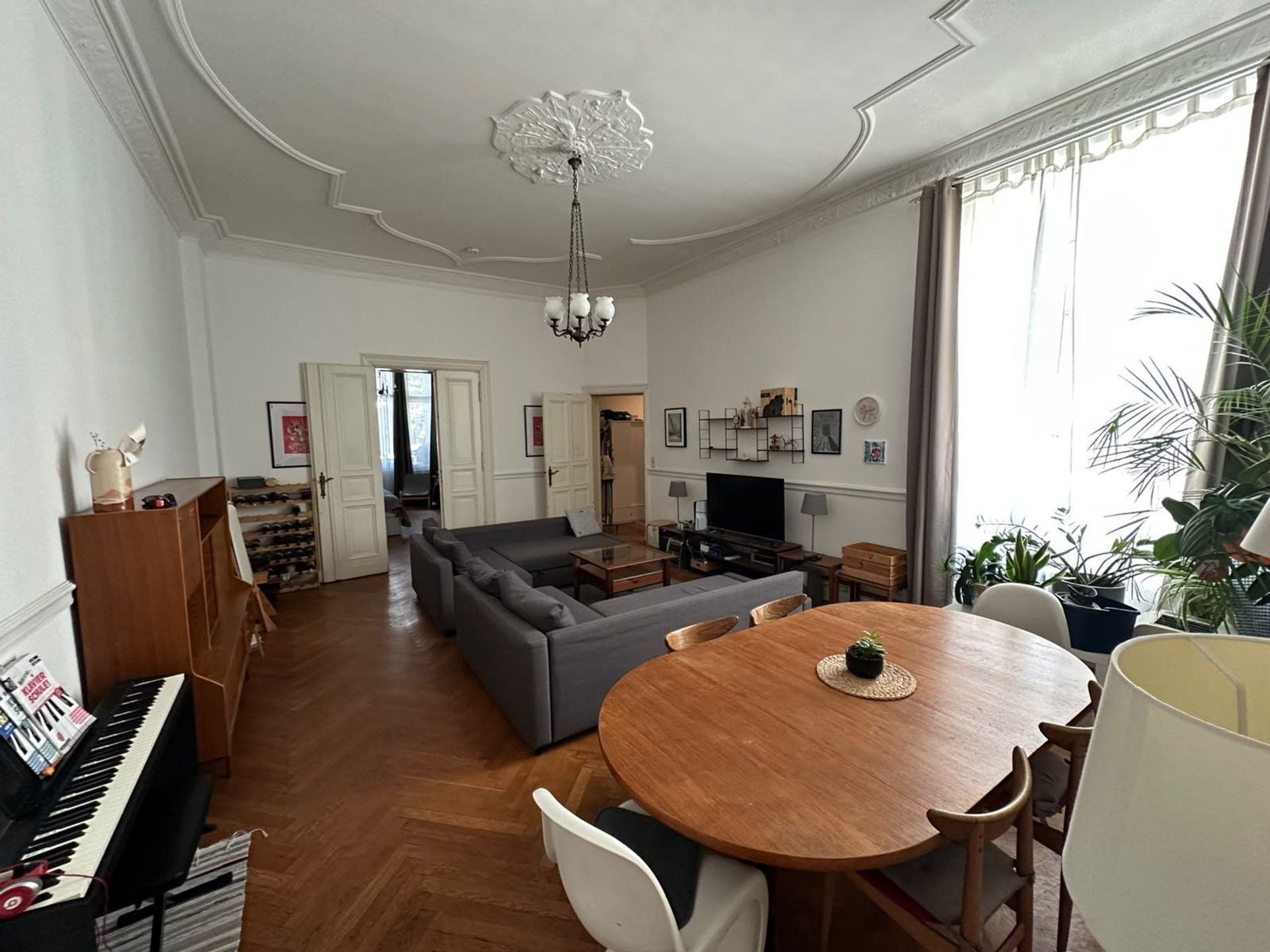Spacious living dining room ornate ceiling