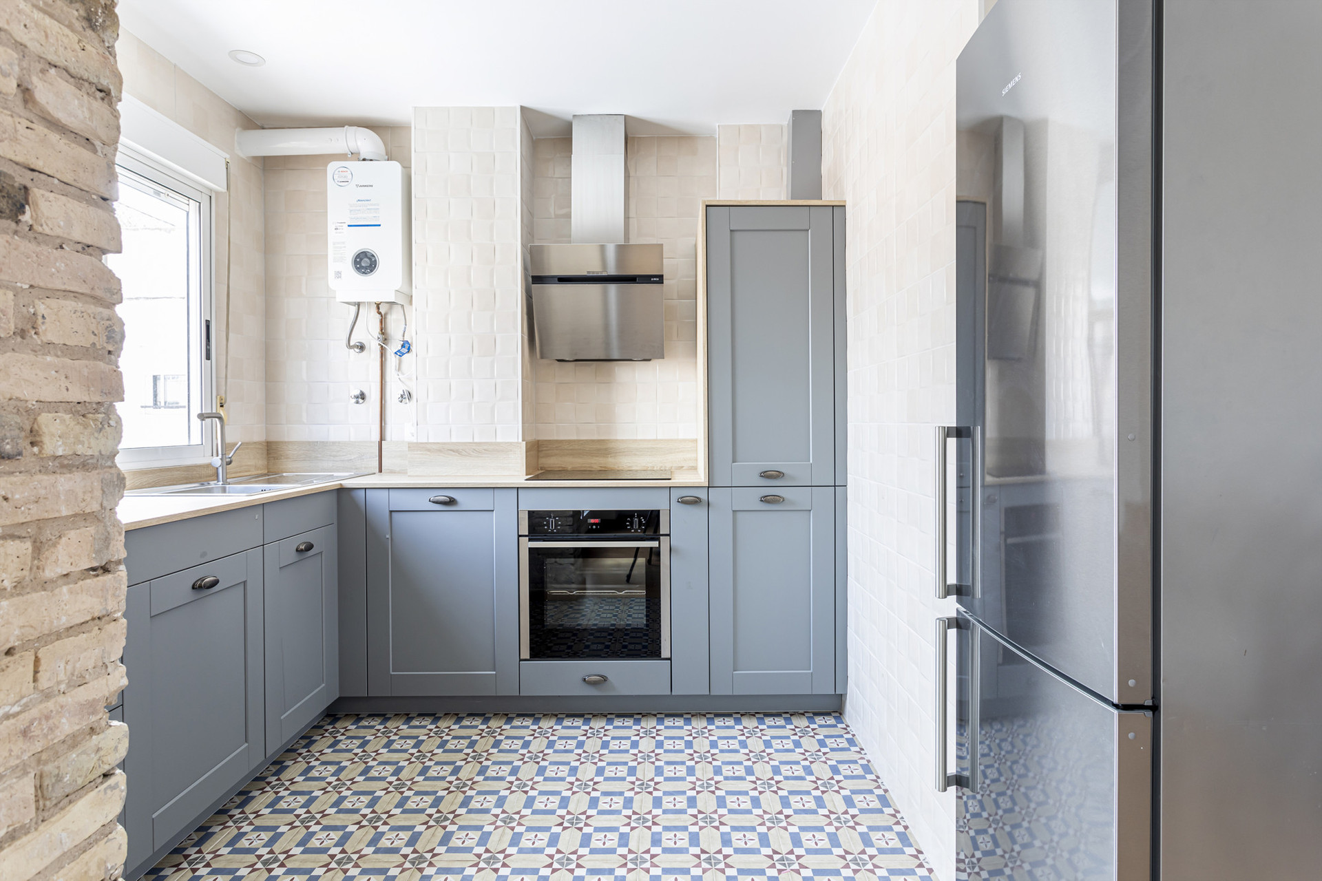 Fully equipped kitchen.