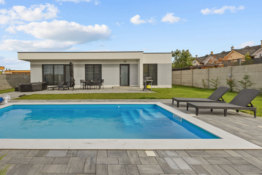 AC house with a swimming pool in Dunajská Lužna preview