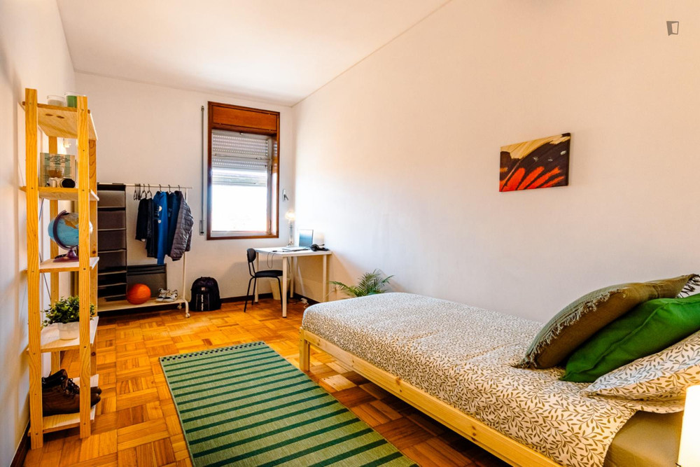 Vibrant single bedroom in Ramalde-room 5 preview