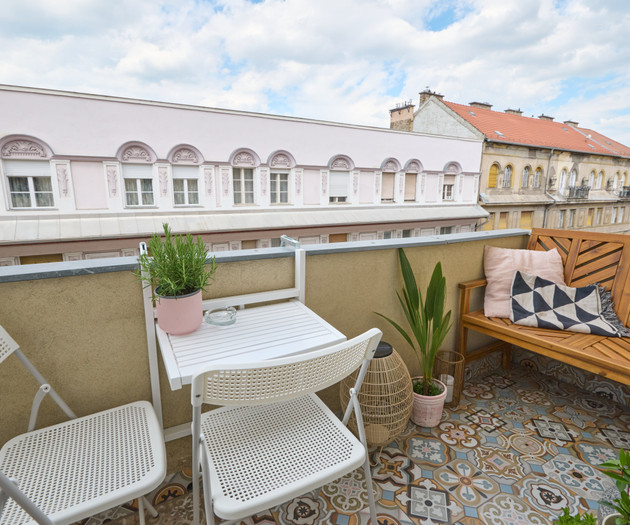 Sunny top-floor home with terrace & great location